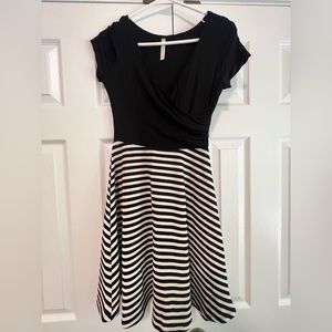 Gilli short sleeve dress size small.